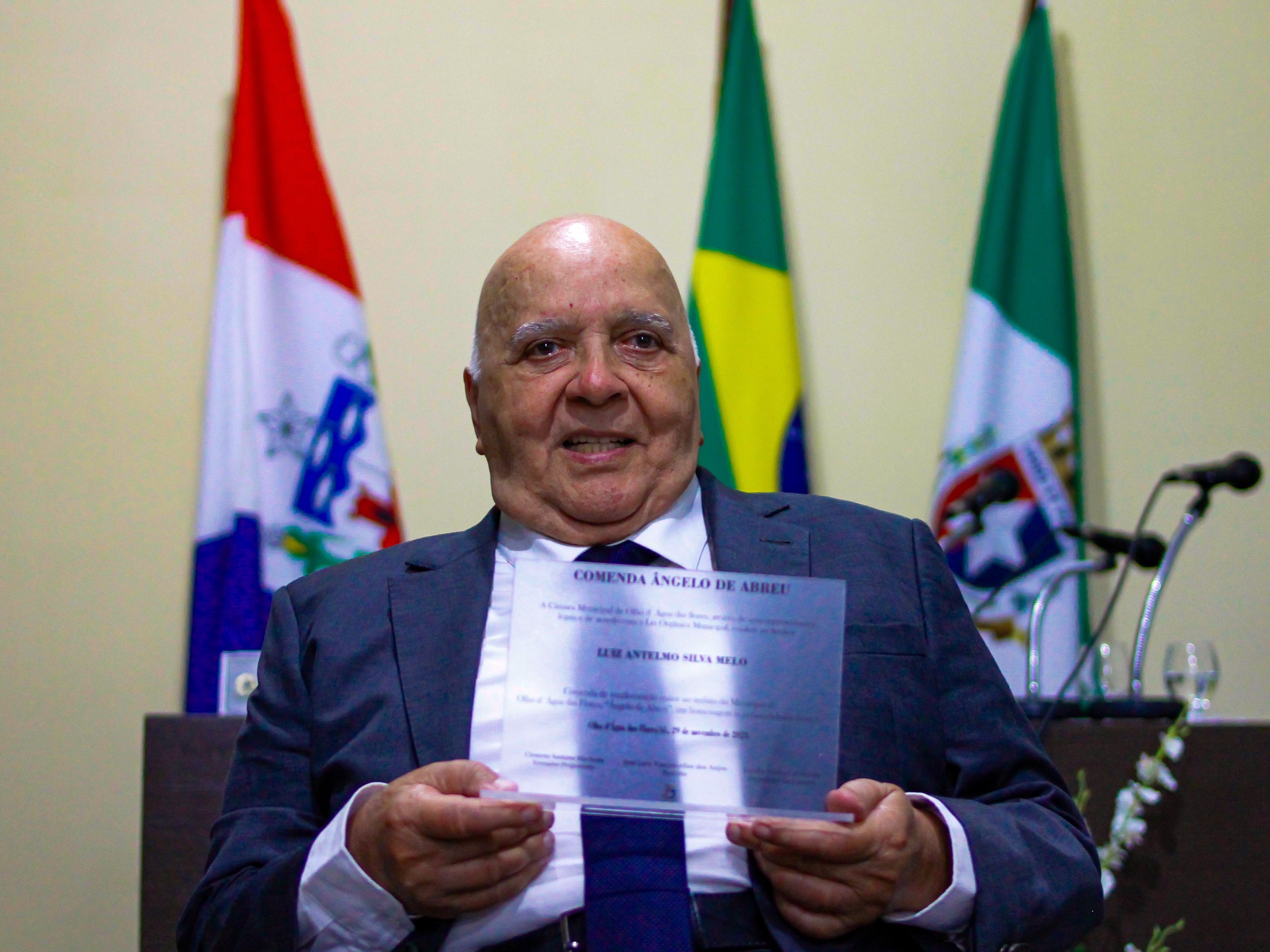 Câmara realiza Sessão Solene e Homenageia o Sr Luiz Antelmo com entrega de Comenda.